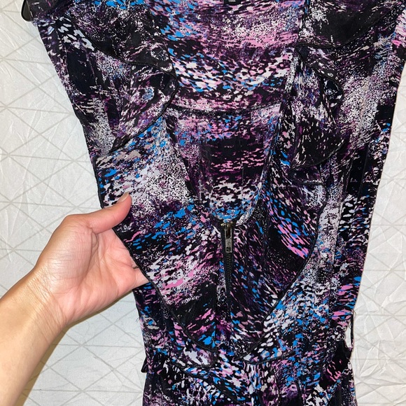 FLATTERING DRESS - Picture 8 of 9